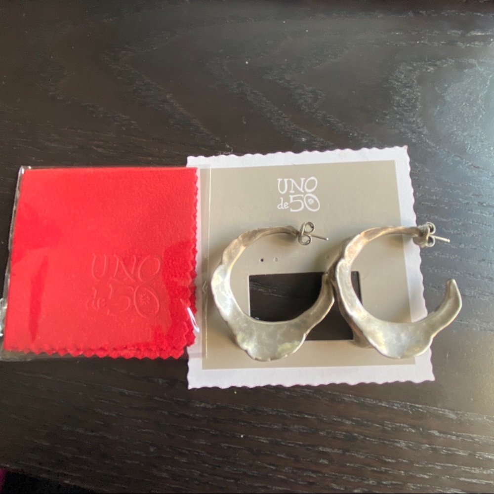 Uno de 50 Swagy earrings